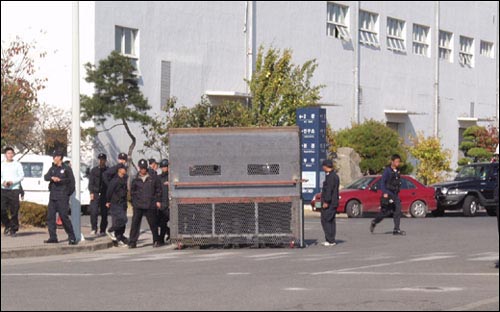 현대 하이스코 앞에서 진압장비를 옮기는 경찰. 